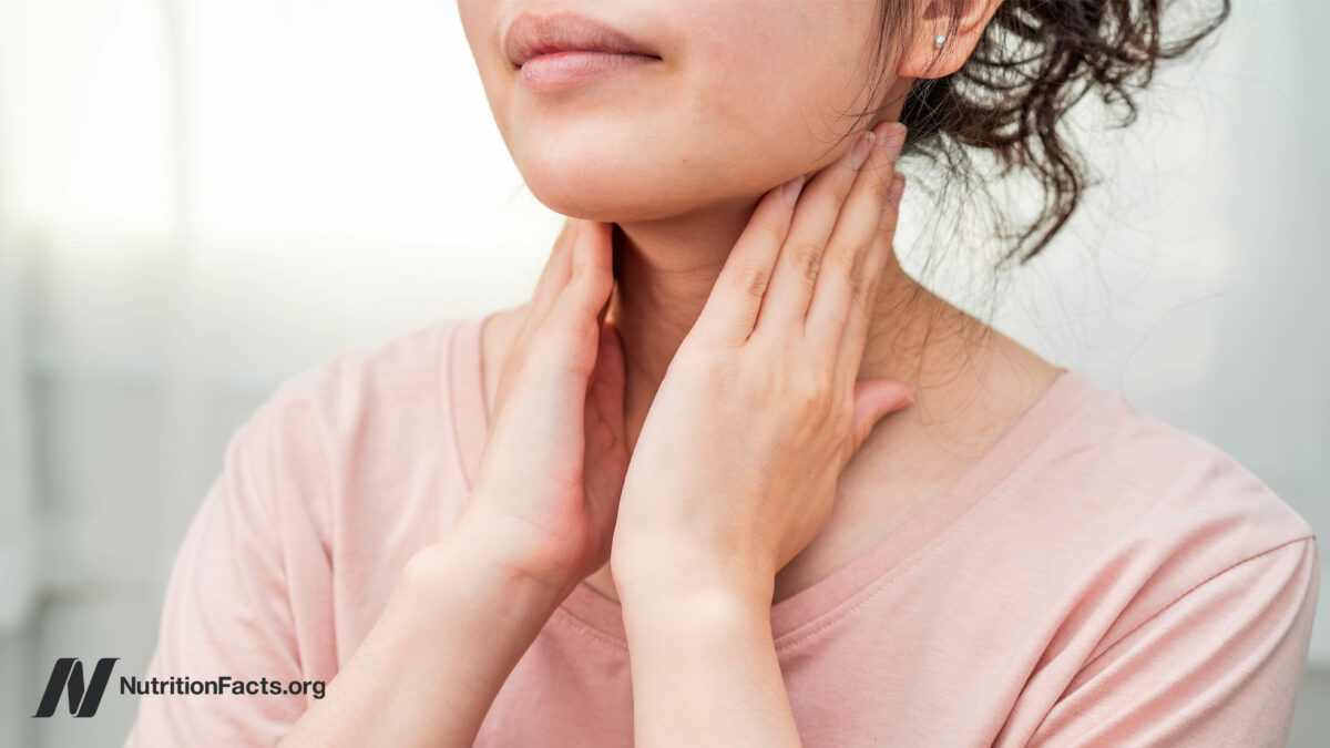 Eating with Hypothyroidism and Hyperthyroidism 