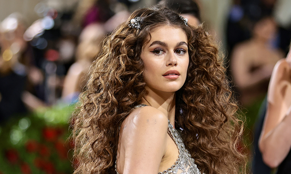 Pre-Raphaelite Waves Are Modern Romance in a Hairstyle Pre-Raphaelite Waves Are Modern Romance in a Hairstyle