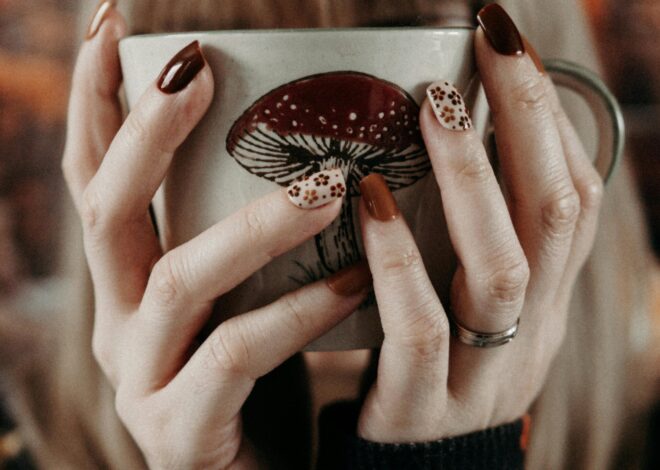 How to do Spooky but Cute Halloween Nails How to do Spooky but Cute Halloween Nails